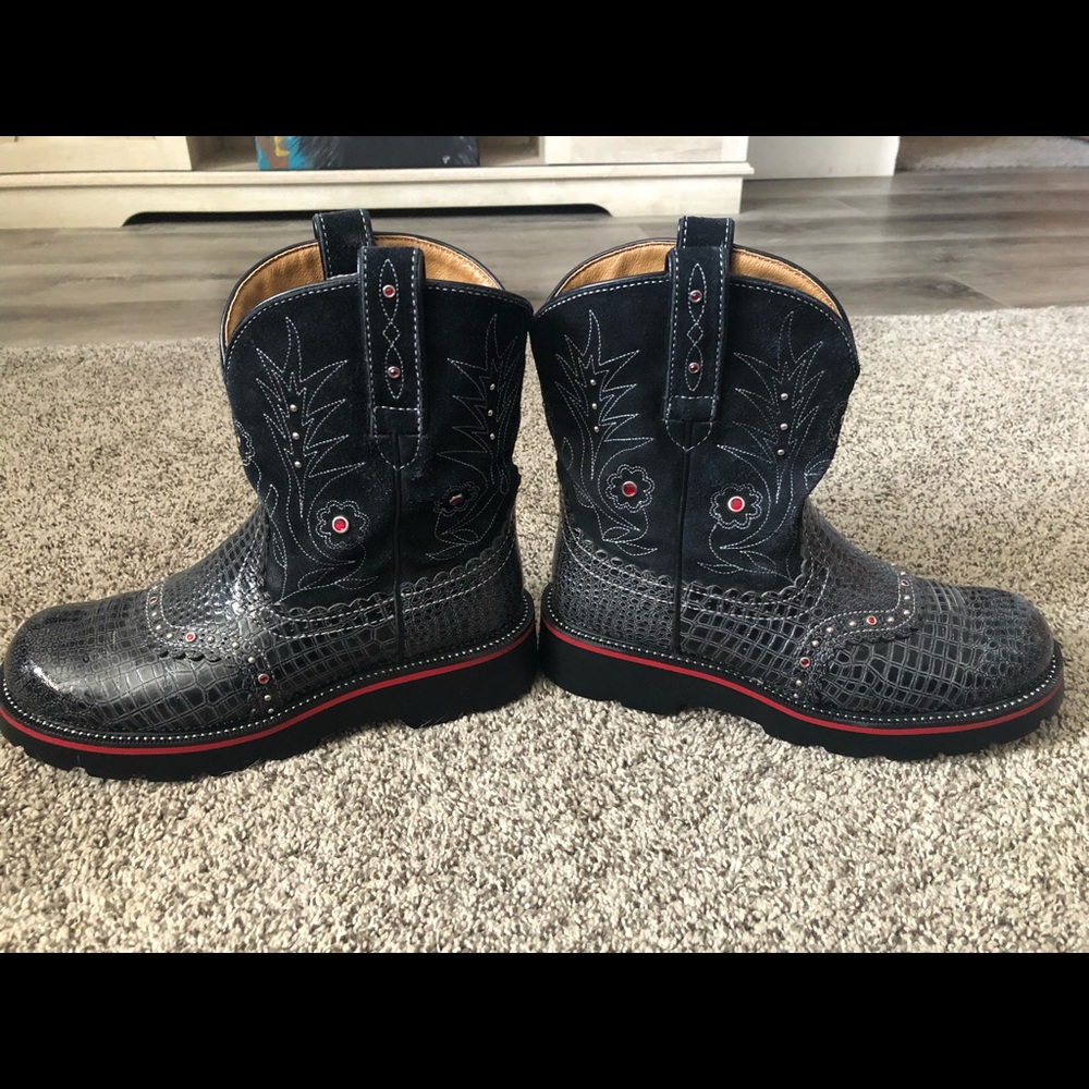 Ariat FatBaby 8B